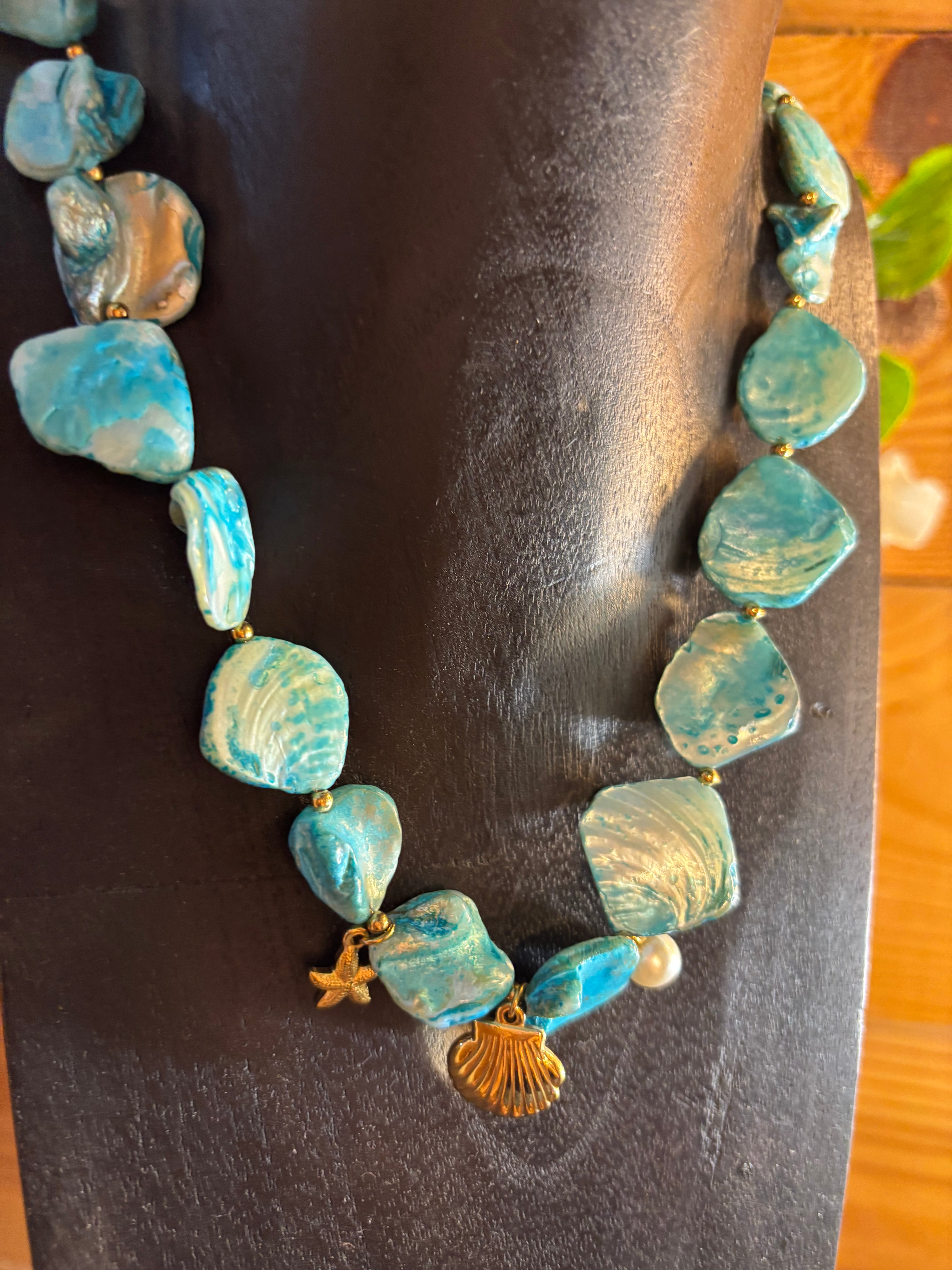 Collar de piedra y concha